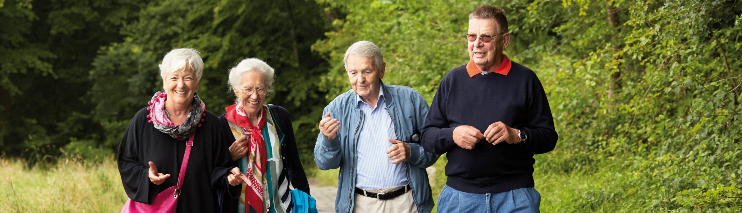 Senioren und Senioren auf gemeinsamen Spaziergang